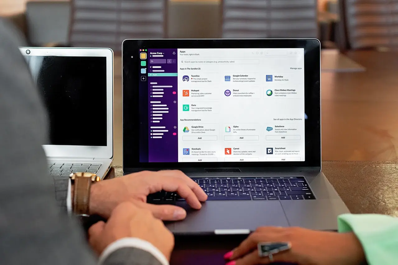 Equipo de desarrollo trabajando en software personalizado para empresas